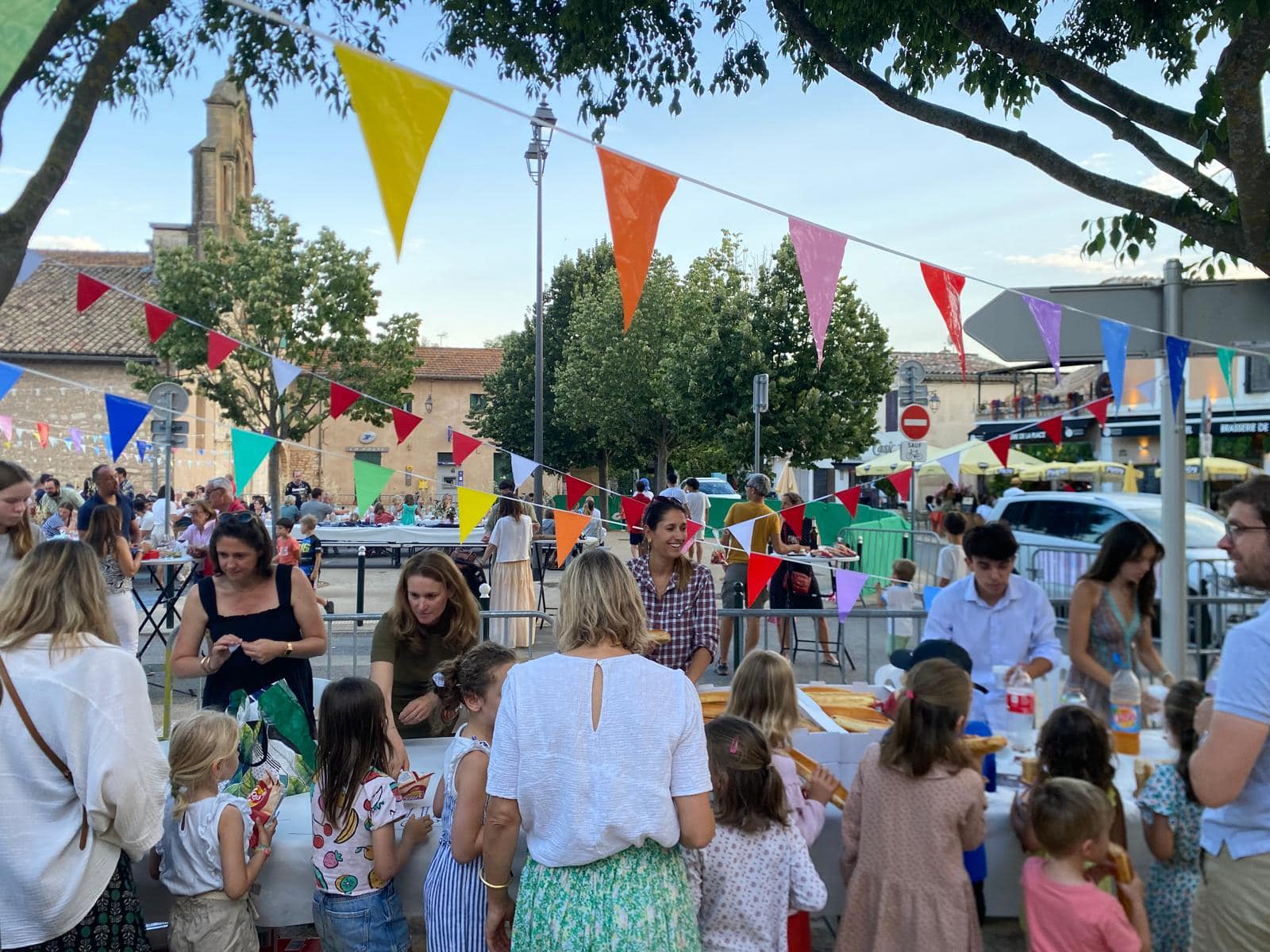 Les familles et enfants sous les fanions