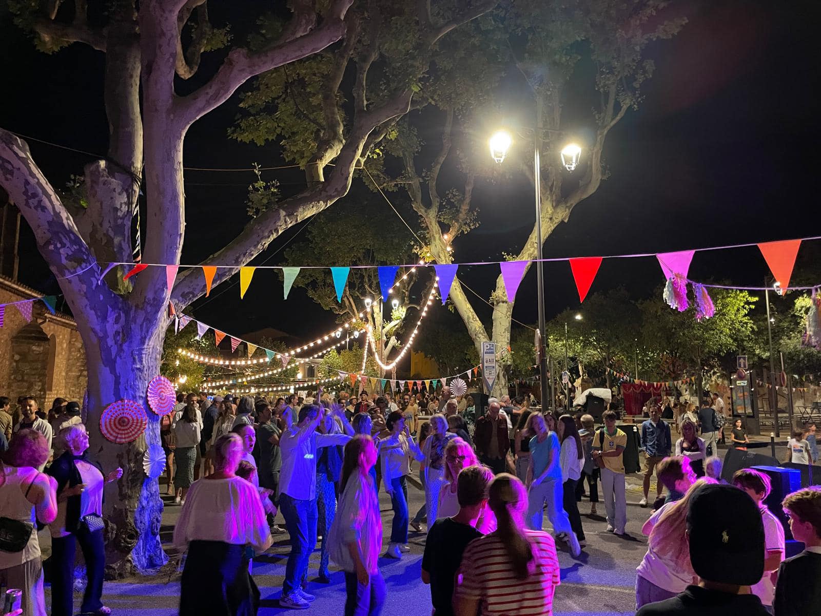 Soirée dansante sous les platanes